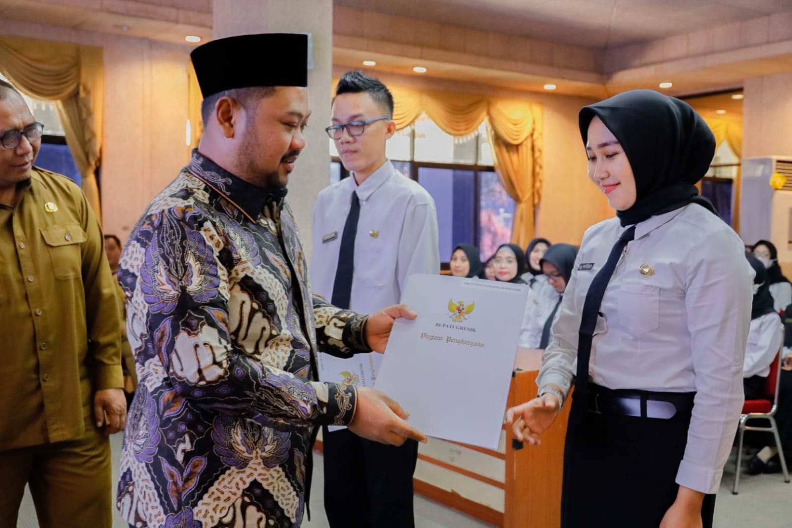 Serahkan SK PPPK Kesehatan Gresik, Gus Yani Berharap Dapat Membawa Manfaat Untuk Masyarakat Gresik
